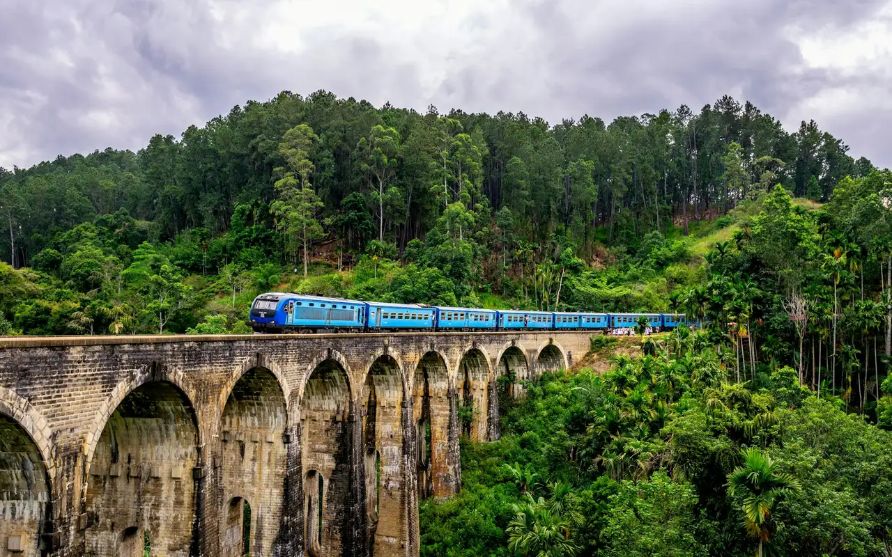 Nine Arches Bridge curving through green hills in Ella, Sri Lanka